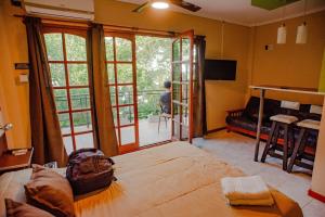 a room with a bed and a person sitting on a couch at Altavista Aparts in Colón