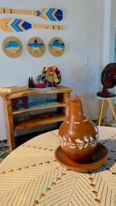Casa em Mundaú Trairi-Ce في ترايري: وجود مزهرية على طاولة في الغرفة