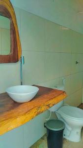 Casa em Mundaú Trairi-Ce في ترايري: حمام مع حوض ومرحاض