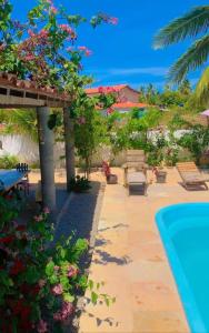 eine Terrasse mit Pool und ein paar Blumen in der Unterkunft Casa em Mundaú Trairi-Ce in Trairi