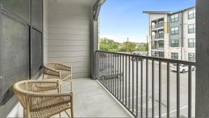- deux chaises sur un balcon avec vue sur la rue dans l'établissement Landing Modern Apartment with Amazing Amenities (ID1191X124), à San Antonio