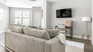 sala de estar con sofá y TV de pantalla plana en Landing Modern Apartment with Amazing Amenities (ID1183X016), en Charlotte