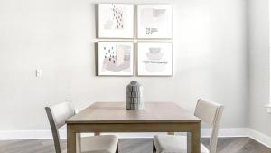 comedor con mesa y 2 sillas en Landing Modern Apartment with Amazing Amenities (ID1183X016), en Charlotte