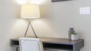 escritorio con lámpara y silla en Landing Modern Apartment with Amazing Amenities (ID8431X96) en Cincinnati