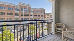 uma varanda com 2 cadeiras e vista para uma rua em Landing Modern Apartment with Amazing Amenities (ID7965X79) em Leesburg