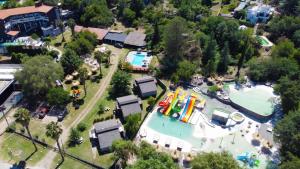 uma vista aérea de um parque aquático com uma piscina em Hotel Montana by CPH em Villa Carlos Paz