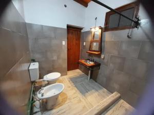 梅塞德斯的住宿－dulce claudina，一间带卫生间和水槽的浴室