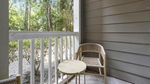 una mesa y una silla sentadas en un porche en Landing Modern Apartment with Amazing Amenities (ID1337X194), en The Woodlands