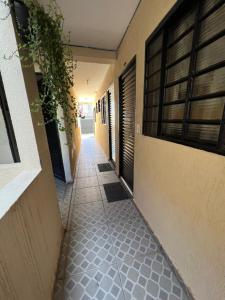 un pasillo vacío de un edificio con en Kit Net Vitoria 01 en Bauru