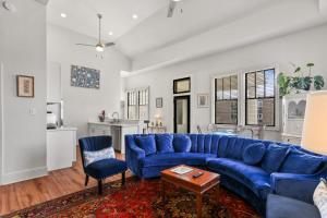 Гостиная зона в Stunning 2-Bedroom Garden District Newly Renovated +15 фотографий