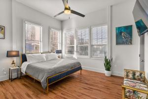 Кровать или кровати в номере Stunning 2-Bedroom Garden District Newly Renovated