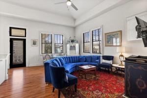 un soggiorno con divano blu e sedie di Stunning 2-Bedroom Garden District Newly Renovated a New Orleans