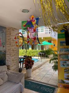 Pousada Residência dos Sonhos في بورتو دي غالينهاس: غرفة معيشة مع أريكة وفناء