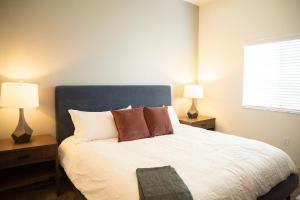 1 dormitorio con 1 cama grande y 2 lámparas en Landing Modern Apartment with Amazing Amenities (ID3353), en Tampa