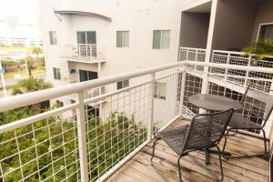 un balcón con 2 sillas y una mesa y un edificio en Landing Modern Apartment with Amazing Amenities (ID3353), en Tampa