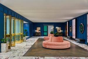 eine Lobby mit blauen Wänden, einem Sofa und Stühlen in der Unterkunft Fairmont Olympic Hotel in Seattle