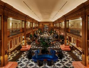 vista sul soffitto di una hall con tavolo e sedie di Fairmont Olympic Hotel a Seattle