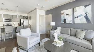 sala de estar con sofá y mesa en Landing Modern Apartment with Amazing Amenities (ID1230X535), en San Antonio