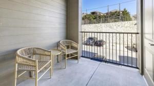 2 sillas y una mesa en el balcón en Landing Modern Apartment with Amazing Amenities (ID1230X535), en San Antonio