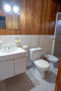 a bathroom with a white toilet and a sink at Altavista TERRA in Colón