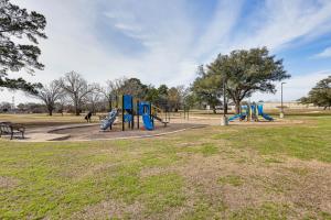 - une aire de jeux avec toboggan dans un parc dans l'établissement Quiet Houston Home with Porch - 6 Mi to NRG Stadium!, à Houston