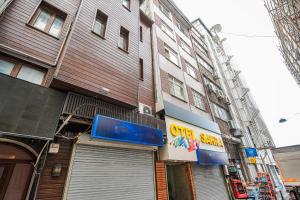 Un edificio con un cartel al costado. en SAHRA OTEL, en Estambul