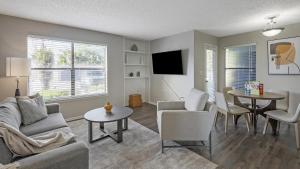 - un salon avec un canapé et une table dans l'établissement Landing Modern Apartment with Amazing Amenities (ID7958X11), à Lutz