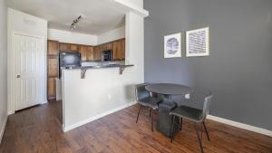 eine Küche mit einem Tisch und Stühlen im Zimmer in der Unterkunft Landing Modern Apartment with Amazing Amenities (ID7793X62) in Greenwood Village