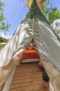 uma tenda no topo de um deque de madeira em Furnished Teepee/Glamping/Kayak Ramp/King Bed em Stanton