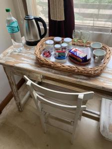 une table avec un panier de nourriture et une chaise dans l'établissement La Casona de Blanca, à Balcarce