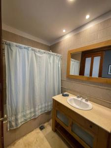 une salle de bain avec un lavabo et un miroir dans l'établissement La Casona de Blanca, à Balcarce