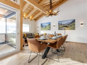 uma sala de jantar e sala de estar com mesa e cadeiras em Grebenzen Lodge Pabstin 36B em Sankt Lambrecht