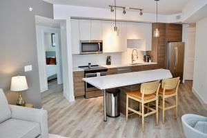 - une cuisine avec une table et des chaises dans la chambre dans l'établissement Landing Modern Apartment with Amazing Amenities (ID2666X16), à Fort Lauderdale