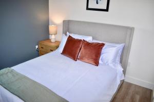 1 dormitorio con 1 cama blanca y 2 almohadas en Landing Modern Apartment with Amazing Amenities (ID2666X16) en Fort Lauderdale