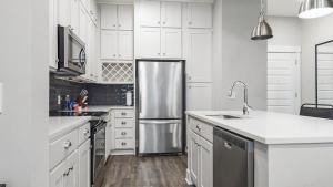 Una cocina o zona de cocina en Landing Modern Apartment with Amazing Amenities (ID9912X42)