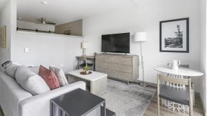 ein Wohnzimmer mit einem Sofa und einem TV in der Unterkunft Landing Modern Apartment with Amazing Amenities (ID1963X41) in Kent
