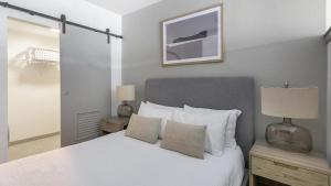 Schlafzimmer mit einem Bett mit weißer Bettwäsche und Kissen in der Unterkunft Landing Modern Apartment with Amazing Amenities (ID1963X41) in Kent