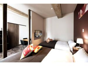 1 dormitorio con 1 cama grande y escritorio en Volcano - Vacation STAY 89669, en Kagoshima