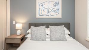 1 dormitorio con 1 cama y 1 mesa con una foto en Landing Modern Apartment with Amazing Amenities (ID6801) en West Sacramento