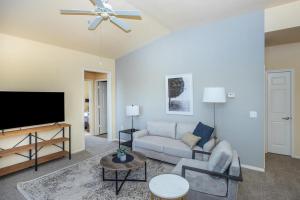 een woonkamer met een bank en een flatscreen-tv bij Landing Modern Apartment with Amazing Amenities (ID6446) in Brandon