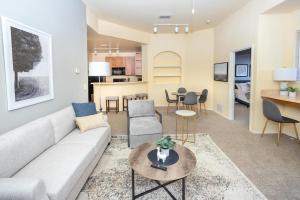 een woonkamer met een bank en een tafel bij Landing Modern Apartment with Amazing Amenities (ID6446) in Brandon