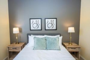 een slaapkamer met 2 lampen en een bed bij Landing Modern Apartment with Amazing Amenities (ID6446) in Brandon