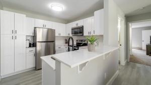 Una cocina o zona de cocina en Landing Modern Apartment with Amazing Amenities (ID9428X15)