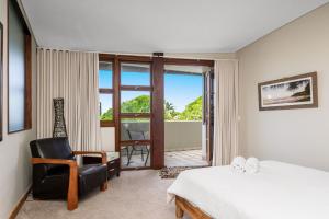 1 dormitorio con 1 cama, 1 silla y 1 ventana en Byron Bay Accom Unit 6 21-25 Fletcher Street - A Seventh Heaven, en Byron Bay