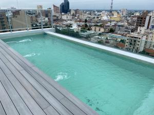ein großes Schwimmbad auf dem Dach eines Gebäudes in der Unterkunft Hermoso dpto. Zona céntrica in Santiago del Estero
