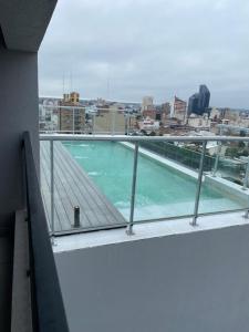 ein Blick auf einen Balkon mit Blick auf eine Stadt in der Unterkunft Hermoso dpto. Zona céntrica in Santiago del Estero