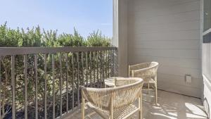 twee stoelen en een tafel op een veranda bij Landing Modern Apartment with Amazing Amenities (ID1206X872) in San Marcos