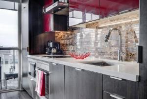 eine Küche mit einer Spüle und einer Theke in der Unterkunft CN lovers in Toronto