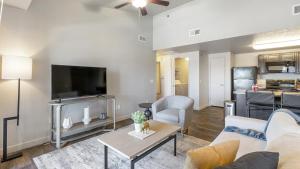 sala de estar con sofá y TV en Landing Modern Apartment with Amazing Amenities (ID9601X99), en West Valley City