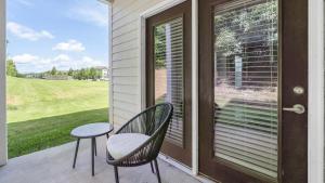 een veranda met een stoel, een tafel en een deur bij Landing Modern Apartment with Amazing Amenities (ID2796X33) in Smyrna